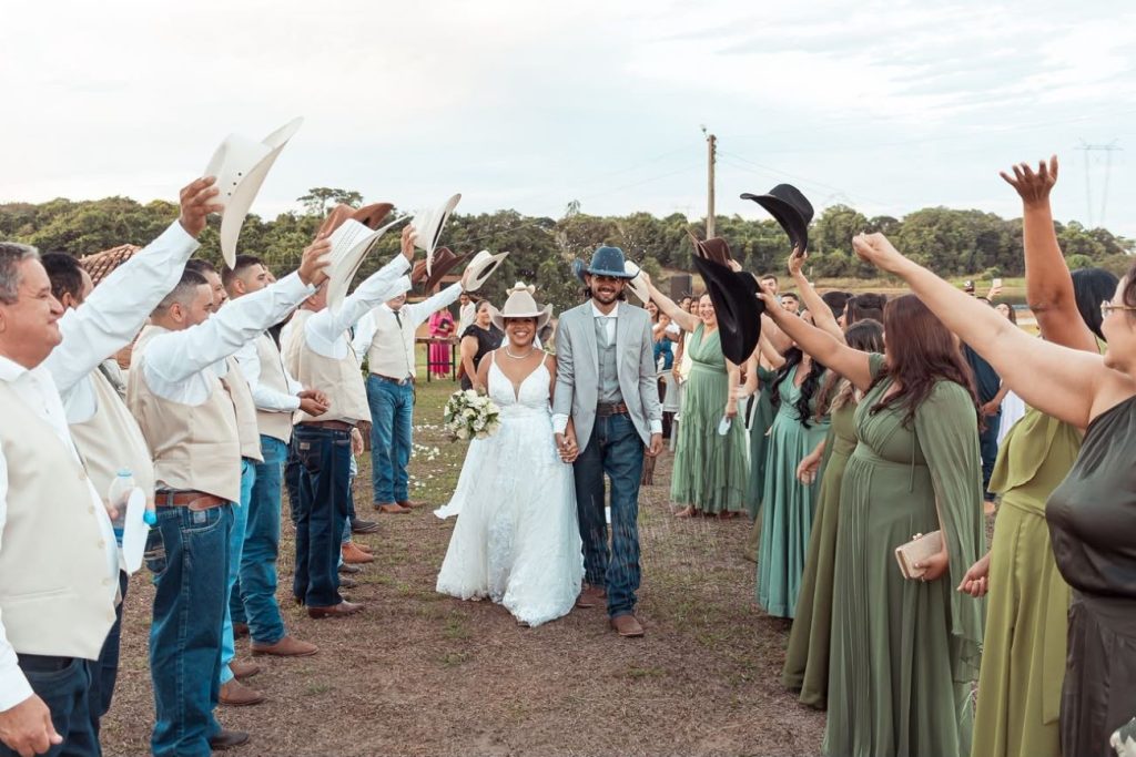 Casal viraliza com pedido surpresa e casamento country em fazenda de Gurupi