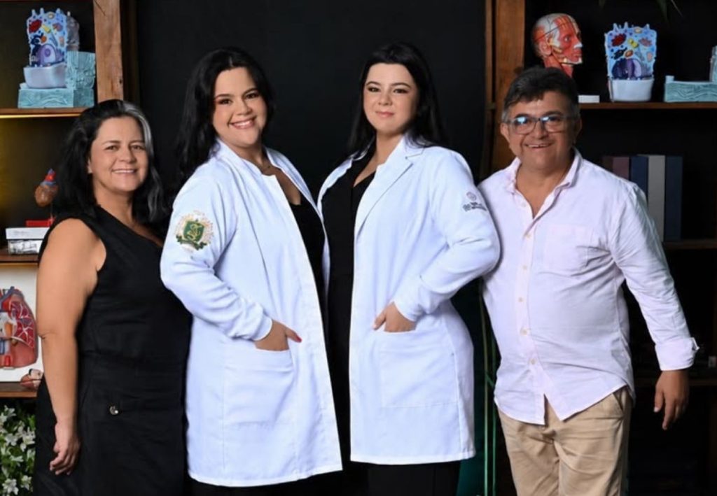 ‘Elas me ajudam’, diz feirante que paga faculdade de medicina das filhas com venda de pastel