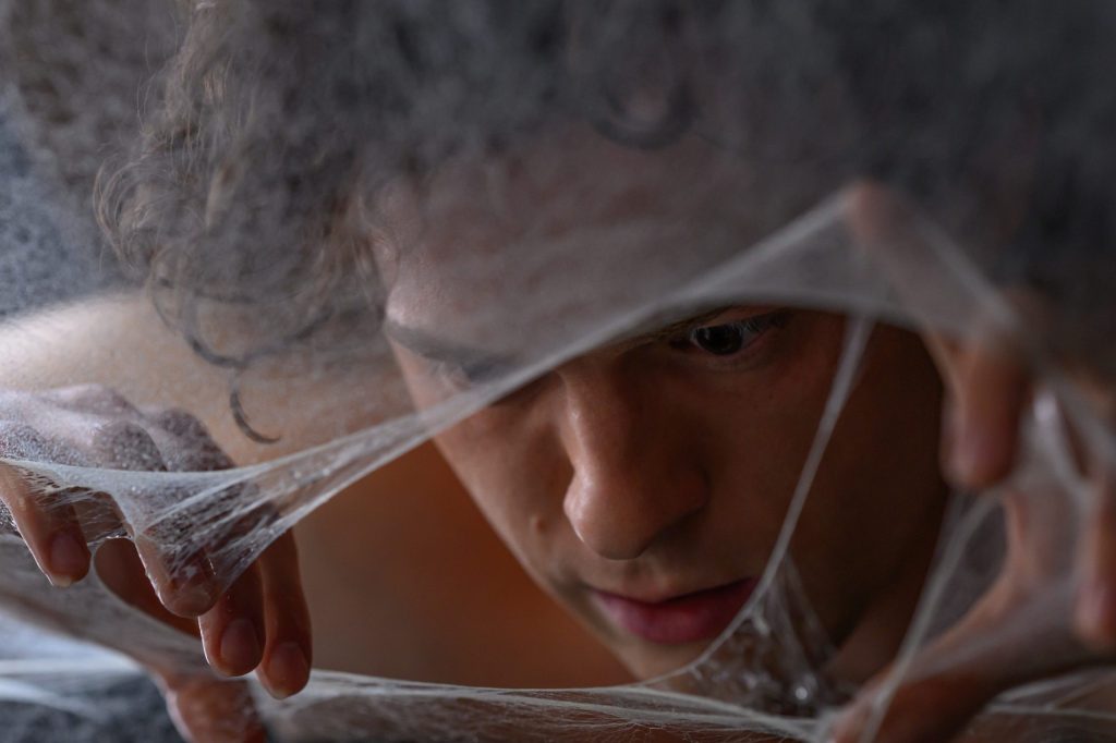 Aos 21 anos, Tom Holland tentou pegadinha com o g1. Agora com 30, o Homem-Aranha continua o mesmo: ‘Às vezes, deveria parar’